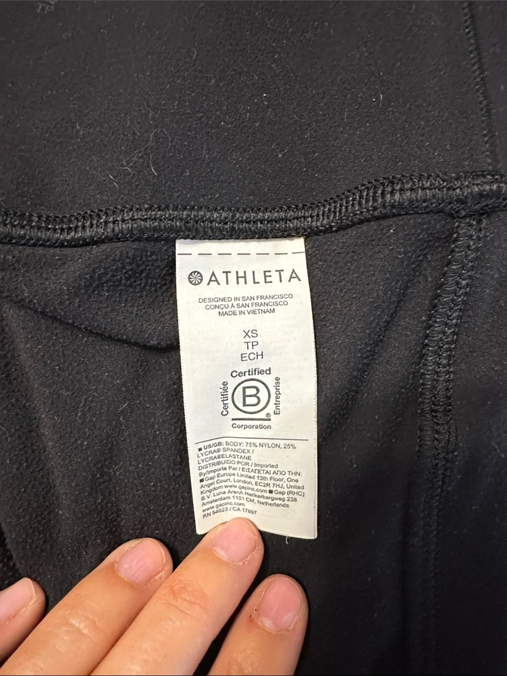 Athleta Black salutation stash 7/8 tight XS